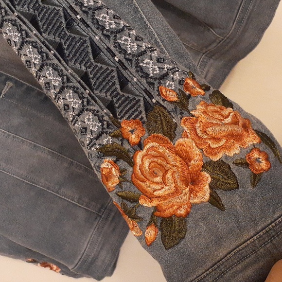 Super cute denim jacket with roses. med. - Picture 3 of 7